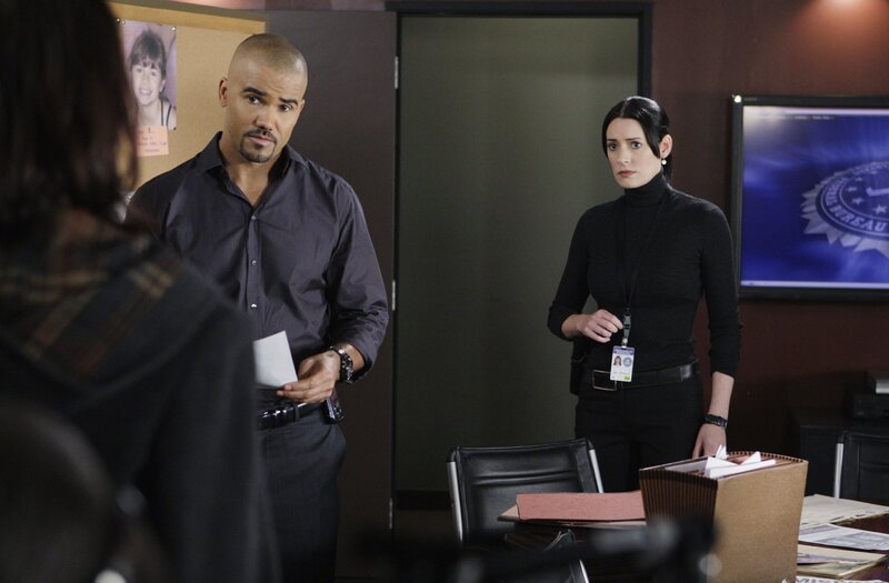 Die Profiler werden nach Ashburn, Virginia, gerufen. Dort sollen sie sich an die Fersen eines Kriminellen klemmen, der verdächtigt wird, bereits seit acht Jahren Kinder zu entführen: Morgan (Shemar Moore, l.) und Prentiss (Paget Brewster, r.) … – Bild: ABC Studios