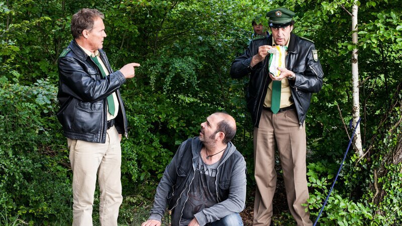 In the left: Franz Hubert (Christian Tramitz) On the right: Johannes Staller (Helmfried von Lüttichau) – Bild: Die Verwendung ist nur bei redak /​ Tele München /​ © TMG und Entertainment Factory