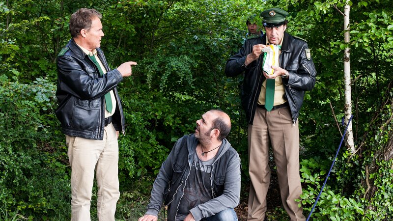 In the left: Franz Hubert (Christian Tramitz) On the right: Johannes Staller (Helmfried von Lüttichau) – Bild: Die Verwendung ist nur bei redak /​ Tele München /​ © TMG und Entertainment Factory