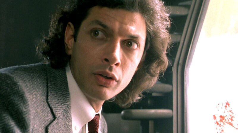 Der exzentrische Wissenschaftler Seth Brundle (Jeff Goldblum) arbeitet an der Entwicklung einer Teleportationsmaschine und entscheidet sich für einen Selbstversuch – Bild: RTL Zwei Der exzentrische Wissenschaftler Seth Brundle (Jeff Goldblum) arbeitet an der Entwicklung einer Teleportationsmaschine und entscheidet sich für einen Selbstversuch – Bild: RTL Zwei