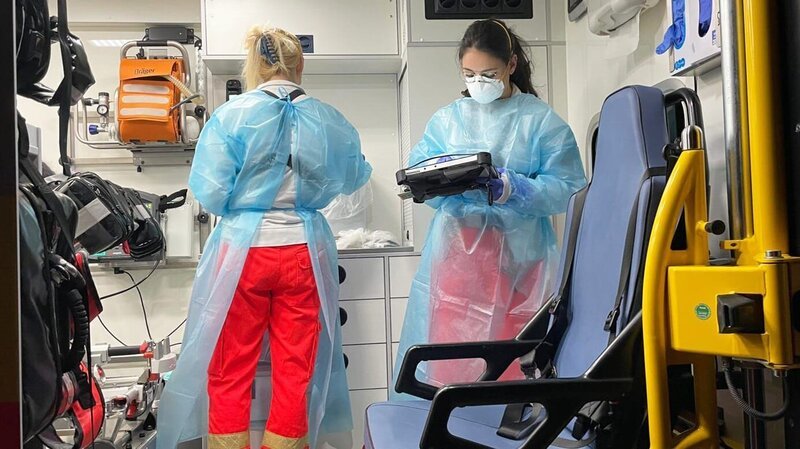 Das Frauenteam muss in Hanau zu einem kardialen Notfall. Aryen und Anastasia müssen sich auf alle Eventualitäten vorbereiten. – Bild: RTLZWEI