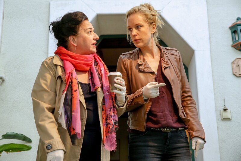 „Soko Donau“, „Heldentod.“ Ein Ehepaar im kämpferischen Einsatz gegen Umweltzerstörung: Helden der Unterdrückten, Verteidiger der Natur, Ritter gegen geldgierige Skrupellosigkeit. Im aktuellen Fall demonstrieren Roland und Beate gegen den Ausbau eines Zementwerkes, das den Boden ihrer Gemeinde vergiftet. Als Roland Tauber vor seiner Haustür ermordet wird, sind natürlich sofort der Werksbesitzer und seine Handlanger im Visier des Soko Donau Teams. Doch im Zuge der Ermittlungen stellt sich heraus, dass nicht alles so ist, wie es scheint. Im Bild (v.li.): Maria Happel (Dr. Franziska Beck), Lilian Klebow (Penny Lanz). – Bild: ORF/​SATEL-Film/​Petro Domenigg