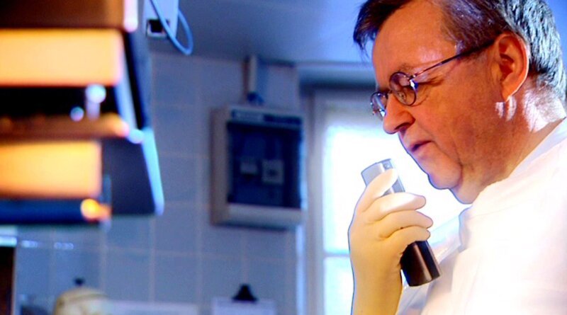 Rechtsmediziner Prof. Dr. Wolfgang Eisenmenger untersucht die Leiche des Rentners, der im Kofferraum seines Wagens gefunden wurde. – Bild: RTL