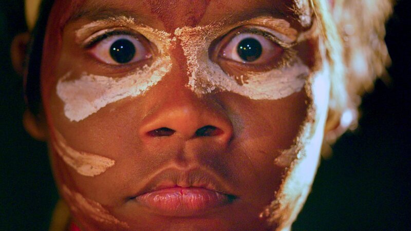 Junge mit Kalkbemalung für Junba, eine traditionelle Zeremonie der Aborigines mit Tanz, Musik und Gesang in der Kimberley-Region. – Bild: ZDF und phoenix/​SWR/​Peter Moers