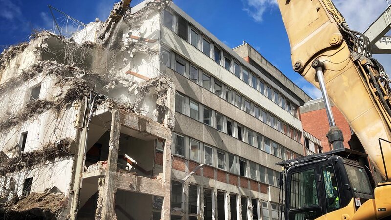 Während des Abrisses des Gebäudes – Bild: Warner Bros. Discovery