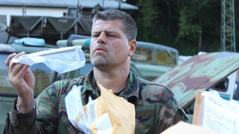 Klotzki looking at the delivery. – Bild: DMAX