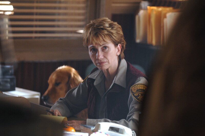 Officer Gammon (Kathy Baker) passt hin und wieder auf Stones Hund Reggie (Joe) auf. – Bild: CBS BROADCASTING INC. ALL RIGHTS RESERVED.