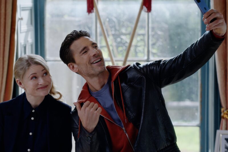 Prudence (Emilie de Ravin) und Johnny (Andrew W. Walker)  +++ Die Verwendung des sendungsbezogenen Materials ist nur mit dem Hinweis und Verlinkung auf RTL+ gestattet. +++ – Bild: RTL /​ Hallmark Media.