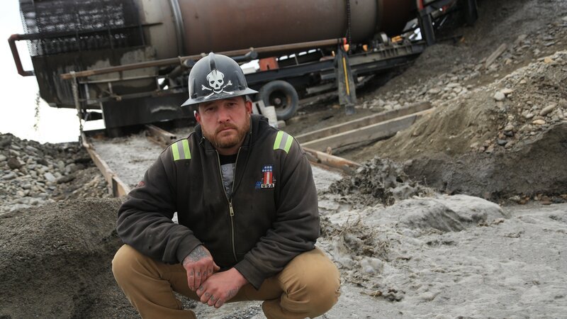 Rick Ness squatting in front of Durt Reynolds  wide shot – Bild: Discovery Communications LLC