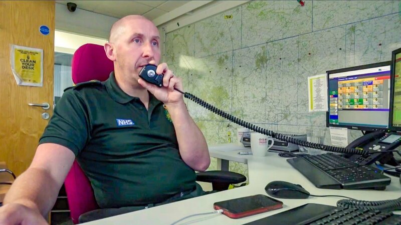 At the dispatch desk, Gav McCune briefs the team in the helicopter about the incident – Bild: Warner Bros. Discovery, Inc. or its subsidiaries and affiliates