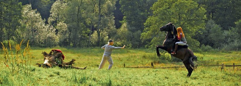 Mika Schwarz (Hanna Binke), Ostwind und Herr Kaan (Tilo Prückner). – Bild: HR/​Constatin Film