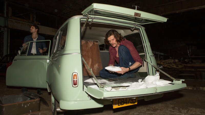 Fernand Legros (Raphael Kahn) und Frederico (Romulo Arantes Neto) – Bild: dan behr /​ Dan Behr/​Globo/​Sony Pictures Tel /​ © 2022 Sony Pictures Entertainment. All Rights Reserved.