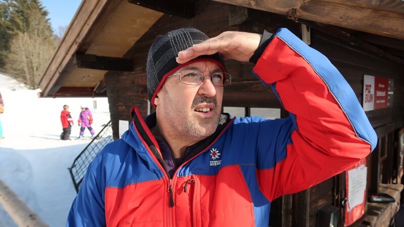 Wast Pertl beim Bergwacht-Bereitschaftsdienst. – Bild: BR/​Georg Antretter