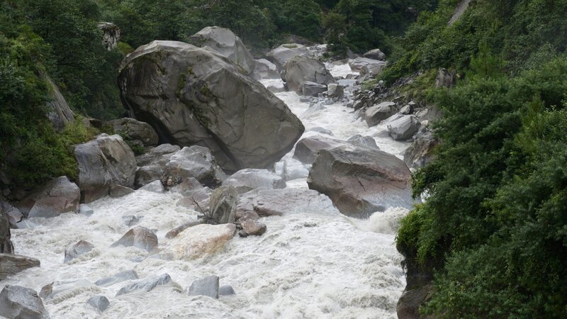DOK Sonntag: Brahmaputra – Der grosse Fluss vom Himalaya (2/​3) Tosend stürzt der Yarlung Tsangpo zu Tale  Copyright: SRF/​ORF – Bild:  SRF/​ORF
