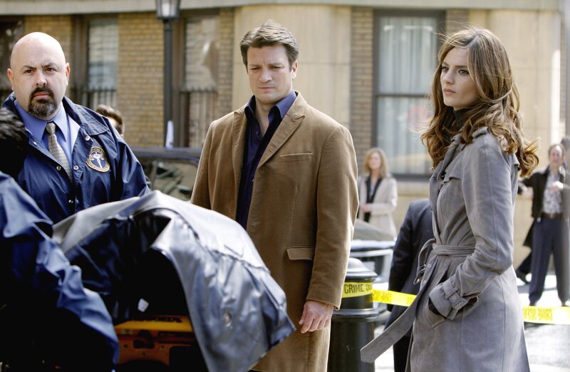 Wer steckt hinter dem Mord an dem ehemaligen Kriegsberichterstatter und Enthüllungsreporter Gordon Burns? Richard Castle (Nathan Fillion, M.) und Kate Beckett (Stana Katic, r.) ermitteln.; Wer steckt hinter dem Mord an dem ehemaligen Kriegsberichterstatter und Enthüllungsreporter Gordon Burns? Richard Castle (Nathan Fillion, M.) und Kate Beckett (Stana Katic, r.) ermitteln. – Bild: ABC Studios