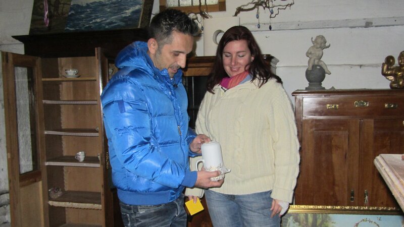 Trödelexperte Mauro Corradino mit Sabine – Bild: RTL II