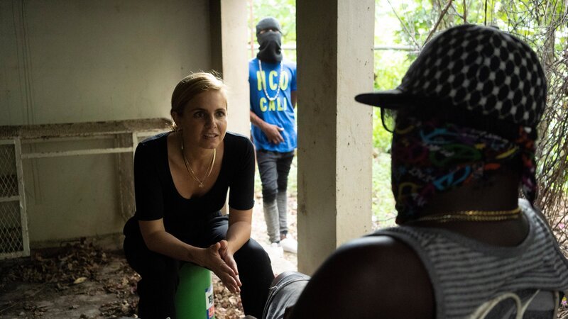 Jamaica – Mariana van Zeller (L) conducting interviews in Jamaica. (National Geographic/​Muck Media) – Bild: Muck Media /​ National Geographic