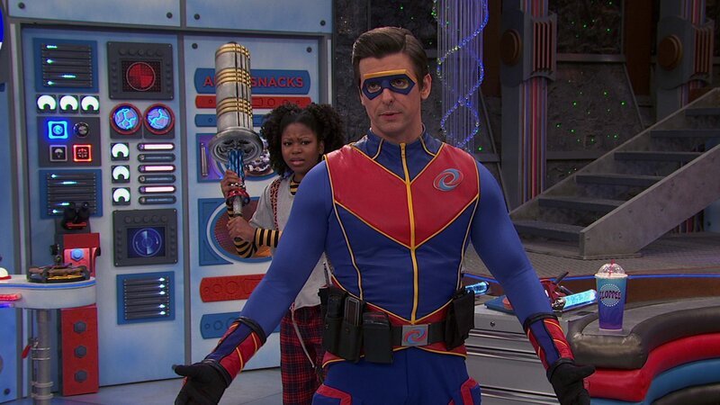 L-R: Charlotte Page (Riele Downs), Captain Man /​ Ray Manchester (Cooper Barnes) – Bild: ViacomCBS