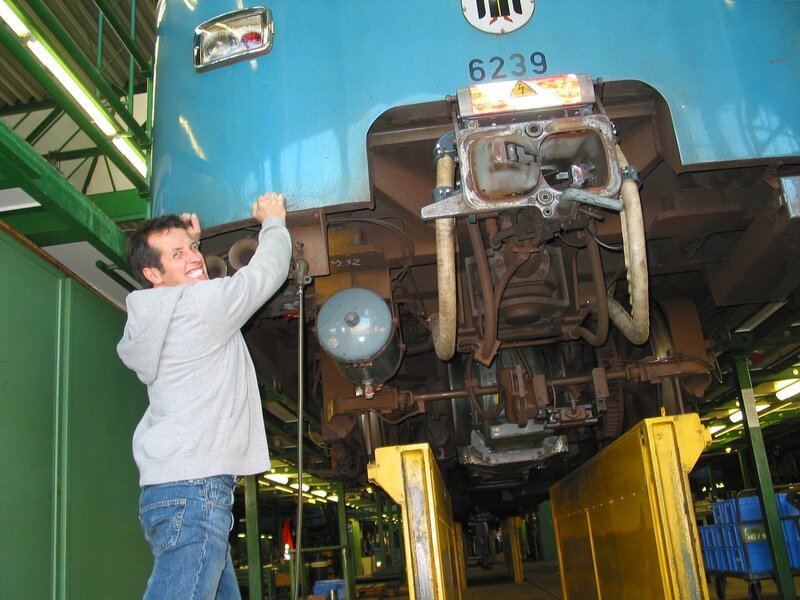 Willi Weitzel in Fröttmanning in der U-Bahn-Reparaturwerkstatt. Hier werden die Züge repariert und gewartet. – Bild: BR/​megaherz gmbh