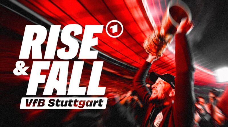 SÜDWESTRUNDFUNK Rise & Fall of VFB Stuttgart – Das neue ARD Doku-Serien-Format „Rise & Fall“ erzählt die Geschichten großer Fußball-Traditionsvereine, wie deren Aufstieg und Fall ganze Regionen bewegt: lieben, leiden, jubeln, verzweifeln, wiederaufstehen. Trainer Sebastian Hoeneß (VfB Stuttgart) jubelt mit dem Pokal zu den Fans. – Bild: SWR/​IMAGO/​Eibner