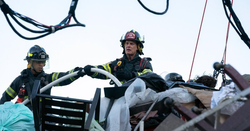 Ravi Panikkar (Anirudh Pisharody, l.); Bobby Nash (Peter Krause, r.) – Bild: 2022 20th Television. All rights reserved. Lizenzbild frei