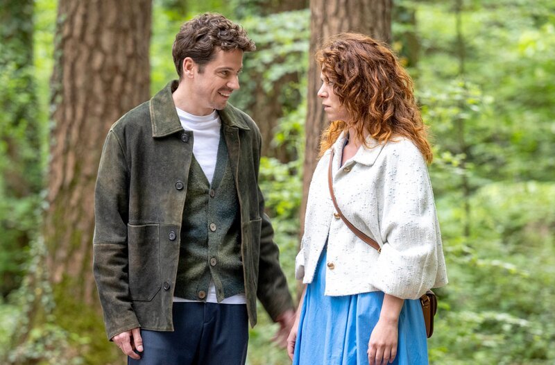 Kilian (Anthony Paul, l.) sieht seine Intuition bestätigt: Fanny (Johanna Graen, r.) würde nie versehentlich Falkenbartkraut in den Tee mischen. – Bild: ARD/​WDR/​Thomas Neumeier