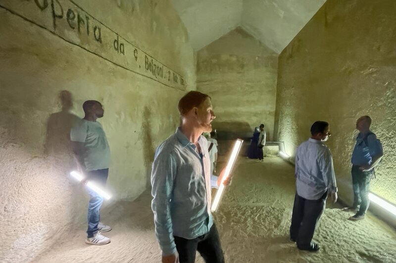 Ägyptologe Dr. Chris Naunton erforscht das Geheimnis der „verlorenen Pyramide“ des Pharaos Djedefre: Spurensuche in der Grabkammer von Djedefres Bruder Chephren. – Bild: Juliane Girl /​ ZDF und Juliane Girl