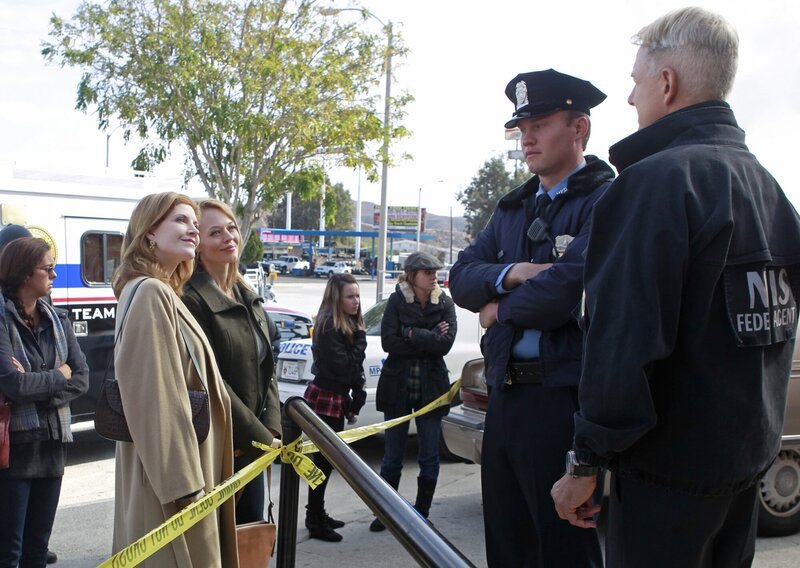 Während Gibbs (Mark Harmon, r.) auf seine zwei Ex-Frauen Rebecca Chase (Jeri Ryan, r.) und Diane Sterling (Melinda McGraw, l.) trifft, sucht das Team nach Antworten auf ein blutiges Massaker … – Bild: CBS Television