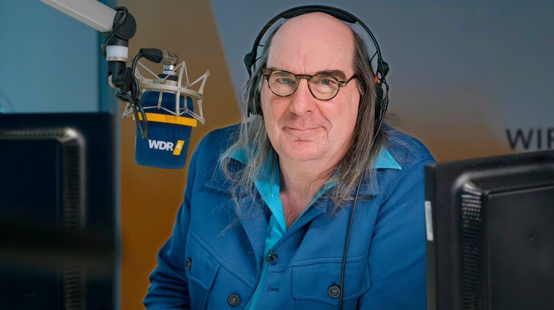 Die Dokumentation ist eine unterhaltsame und emotionale Zeitreise – vom Schwarz-Weiß-Fernsehen bis zum digitalen Zeitalter. Sie zeigt, warum der WDR als größter Sender der ARD weit mehr ist als ein Medienhaus: Er ist Teil des Alltags, der Kultur und der Identität in Nordrhein-Westfalen. – Guildo Horn erweckt die Kult-Sendung von Mal Sondock zu neuem Leben:. „Diskothek im WDR – Da tatatata“ – 50 Jahre später. – Bild: WDR/Clemens Gersch Die Dokumentation ist eine unterhaltsame und emotionale Zeitreise – vom Schwarz-Weiß-Fernsehen bis zum digitalen Zeitalter. Sie zeigt, warum der WDR als größter Sender der ARD weit mehr ist als ein Medienhaus: Er ist Teil des Alltags, der Kultur und der Identität in Nordrhein-Westfalen. – Guildo Horn erweckt die Kult-Sendung von Mal Sondock zu neuem Leben:. „Diskothek im WDR – Da tatatata“ – 50 Jahre später. – Bild: WDR/Clemens Gersch