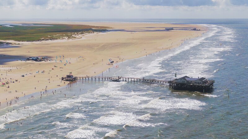 Das Wahrzeichen von St. Peter-Ording sind die Pfahlbauten am breiten Nordseestrand. – Bild: ZDF und Torben Müller