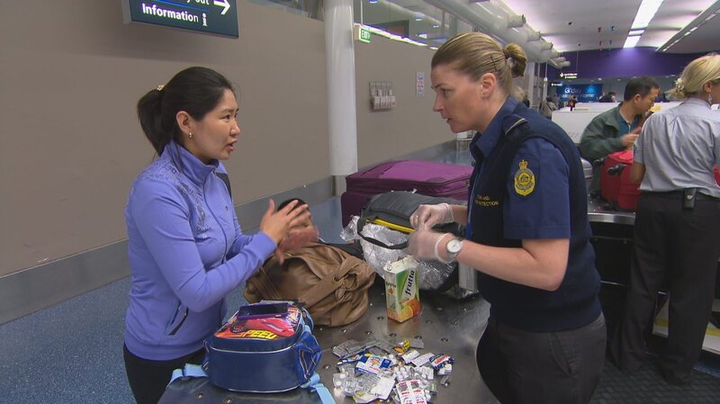 Tausende von Männern und Frauen widmen ihr Leben dem Schutz der australischen Grenze. Als Grenzbeamte stoßen sie bei ihrer Arbeit gegen Terrorismus, Schmuggel, illegale Einwanderer, Menschen- und Drogenhandel zum Teil auf äußerst kuriose Fälle … – Bild: Seven Productions