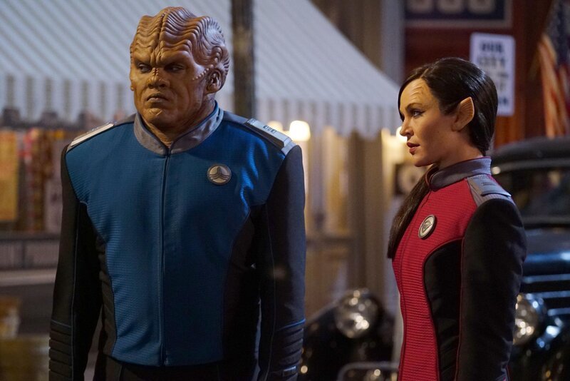 Bortus (Peter Macon, l.); Talla (Jessica Szohr, r.) – Bild: 2019 Twentieth Century Fox Film Corporation. All rights reserved. /​ Michael Becker Lizenzbild frei