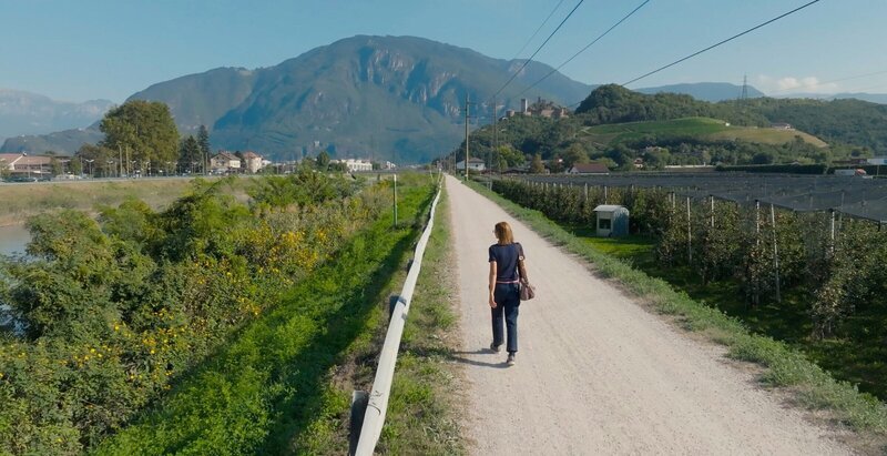  Alexia trägt noch heute die Narben eines Übergriffes eines Nachbarn. – Bild: ORF/​Albolina Film