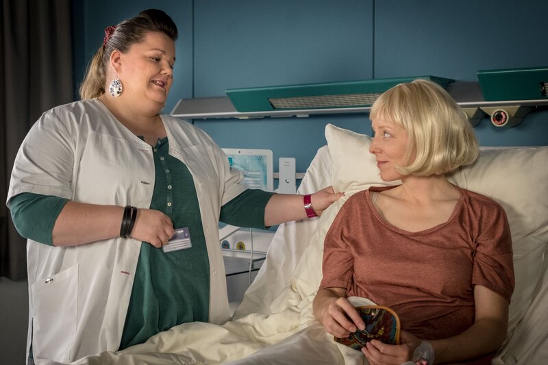 Frauke (Manuela Wisbeck, l.) ist überrascht, als sie in der neuen Patientin die Reisejournalistin Ina Wieland (Kristina Pauls, r.) erkennt, deren Reiseberichte ihr Fernweh geweckt haben. – Bild: ZDF/​Boris Laewen