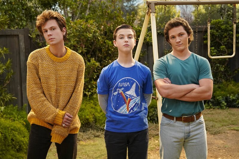 (v.l.n.r.) Connor (Joe Apollonio); Sheldon Cooper (Iain Armitage); Georgie Cooper (Montana Jordan) – Bild: Warner Bros. Entertainment Inc. /​ Robert Voets