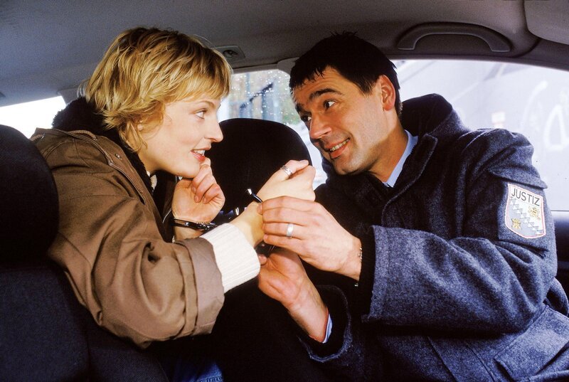 Schließer Hendrik (Ulrich Drewes) bringt Mareike (Sanna Englund) zu einer Vernehmung. Die zweite Wache Kittler hat er freigestellt, um mit ihr alleine sein zu können. – Bild: RTL