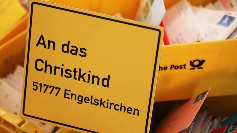Die Vorweihnachtszeit ist für die meisten Menschen im Westen die schönste Zeit des Jahres. Genau dieses Gefühl feiert die Sendung „Unser Westen – Weihnachts-Countdown-Show“ mit 30 kleinen Geschichten – die uns wunderbar auf das große Fest einstimmen. In Hattingen ist das Rathaus als riesiger Adventskalender geschmückt und Frau Holle schüttelt ihre Kissen aus einem der Fenster. – Bild: WDR/​dpa/​Oliver Berg