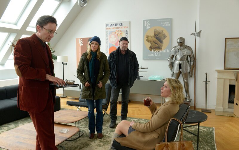 Die Maklerin Simone Friedrich (Brigitte Zeh, r.) und der Vormieter Stefan Meinhard (Arnd Klawitter, l.) erzählt den Kommissaren Linett (Stefanie Stappenbeck, 2.v.l.) und Otto (Florian Martens, 2.v.r.) von dem Vorfall mit Peter Roth. – Bild: ZDF Enterprises GmbH /​ Katrin Knoke