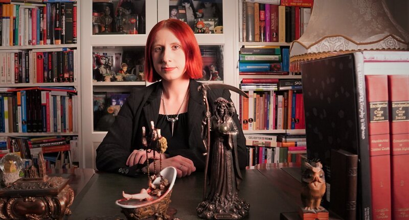 Kriminalpsychologin Lydia Benecke nähert sich in ZDF-History den „Mörderischen Frauen“ und analysiert die rätselhaften Fälle der Geschichte aus heutiger Sicht. – Bild: ZDF und Kathrin Beck