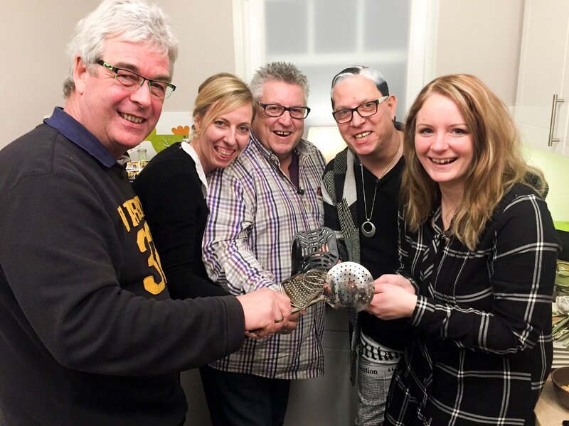 V.l.: Thomas, Sabrina, Joachim, Steffen und Gastgeberin Ines – Bild: MG RTL D /​ ITV Studios