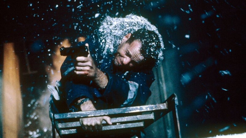 Terroristen haben den Flughafen von Washington unter ihre Kontrolle gebracht. John McClane (Bruce Willis), der eigentlich nur seine Frau vom Flughafen abholen wollte, nimmt den Kampf gegen die skrupellosen Verbrecher auf. – Bild: RTLZWEI