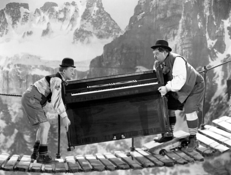 Ollie – Dick (Oliver Hardy) (r) und Stan – Doof (Stan Laurel) (l); ONE DICK UND DOOF ALS SALONTIROLER. – Bild: WDR/​Betafilms