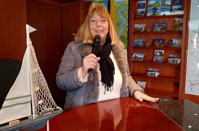 Reisebegleiterin Heike van Bassen sorgt für Stimmung an Bord und dafür, dass niemand verloren geht. – Bild: NDR/​Joop Wösten