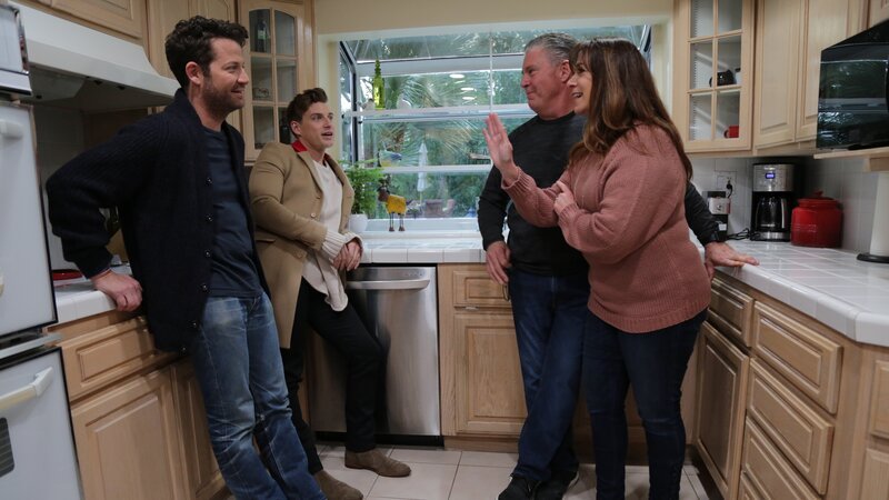 Nate & Jeremiah are with Jim & Shawn McKeever in the pre-renovated kitchen. – Bild: TLC /​ Discovery Communications