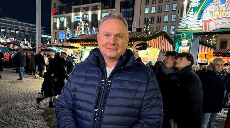 Moderator Axel Bulthaupt auf dem Leipziger Weihnachtsmarkt. – Bild: MDR/Bigalke Moderator Axel Bulthaupt auf dem Leipziger Weihnachtsmarkt. – Bild: MDR/Bigalke