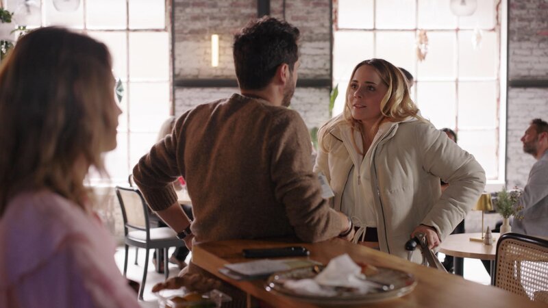 Matteo (Riccardo Angelini) konfrontiert Valea (Antonia Kolano, r.) verärgert mit ihrer Lüge. Links Nathalie (Amrei Haardt). – Bild: RTL /​ Erschütterndes Geständnis