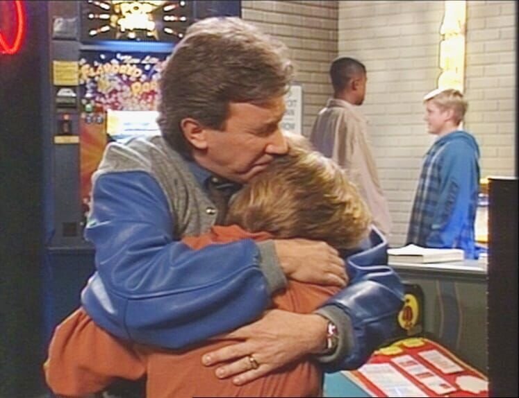 Tim (Tim Allen) bereitet seinen Sohn Randy (Jonathan Taylor Thomas) auf eine schlechte Nachricht vor: Sein Halsgeschwür könnte Krebs sein. – Bild: Nitro