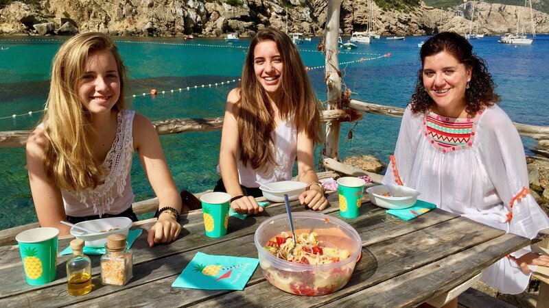 Zu Tisch in … Ibiza Staffel 1 Folge 7 Familienpicknick vor Traumkulisse – Bild: SRF/​ZDF/​ARTE