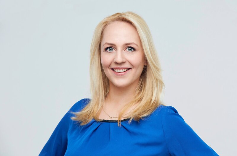 Henriette Fee Grützner moderiert das MDR-Magazin „Einfach genial“. – Bild: MDR/​Hagen Wolf