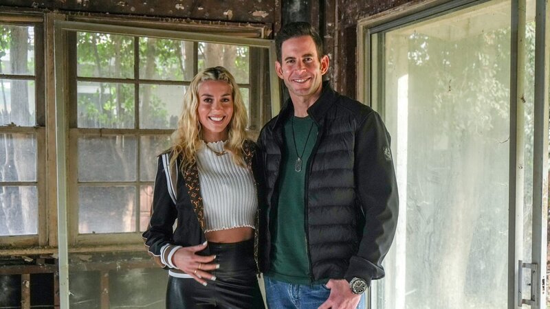 Tarek and Heather Rae El Moussa standing in the flip house during construction, as seen on The Flipping El Moussas, Season 2. – Bild: Warner Bros. Discovery, Inc.